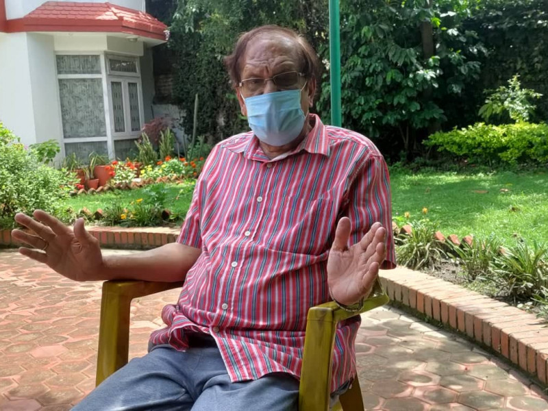 चुपचाप बसेर तपाईंले रामचन्द्रलाई सघाउनुभएकाे हाे ? रामशरण महत भन्छन्, 'हैन, म पनि मैदानमै छु'